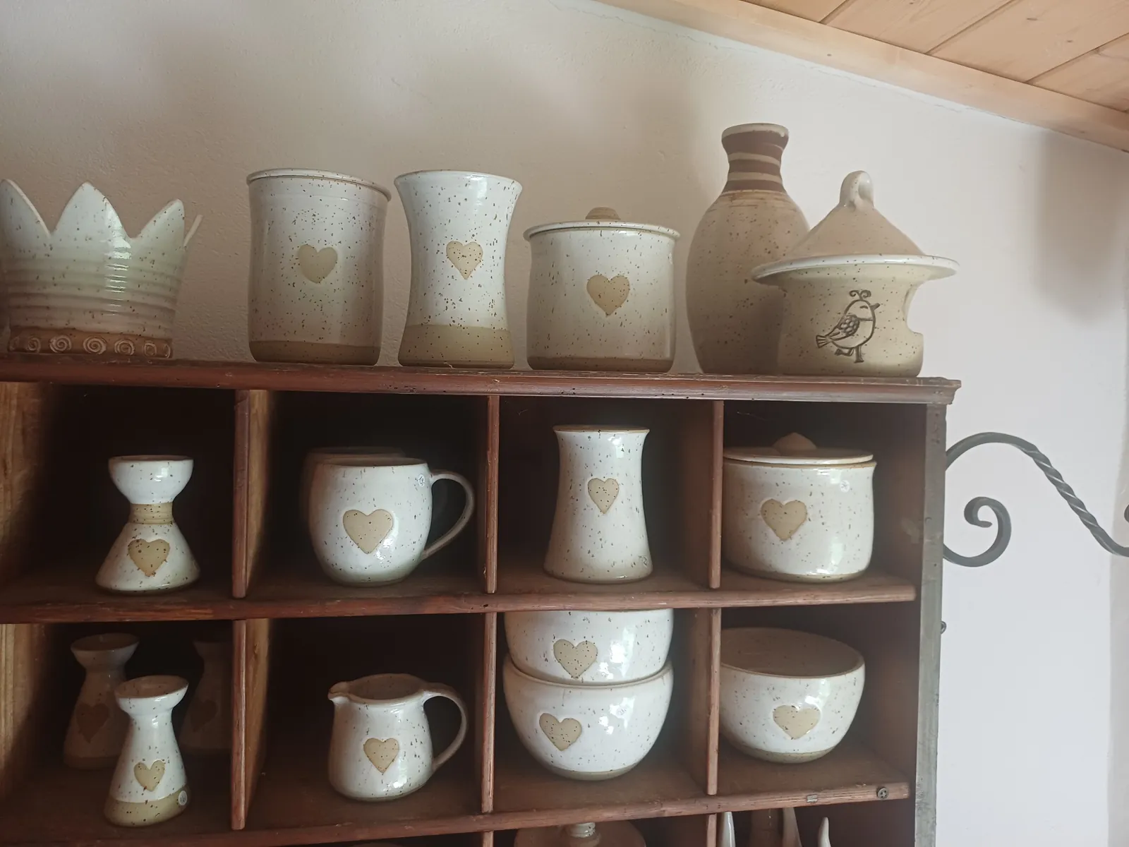 Weiß gesprenkelte Becher, Dosen und Vasen mit Herzmotiv im Holzregal